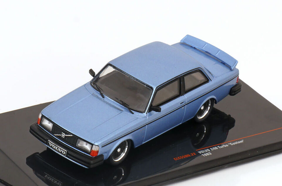 Volvo 240 blau IXO